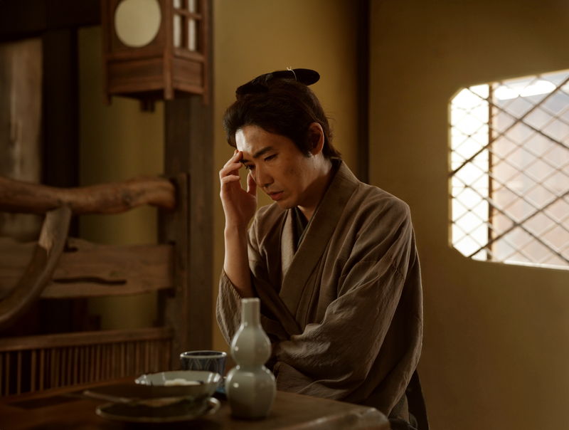 柄本佑が演じるあだ討ちの真相を追う田舎侍 渡辺謙の重く含みのある姿も 「木挽町のあだ討ち」場面写真