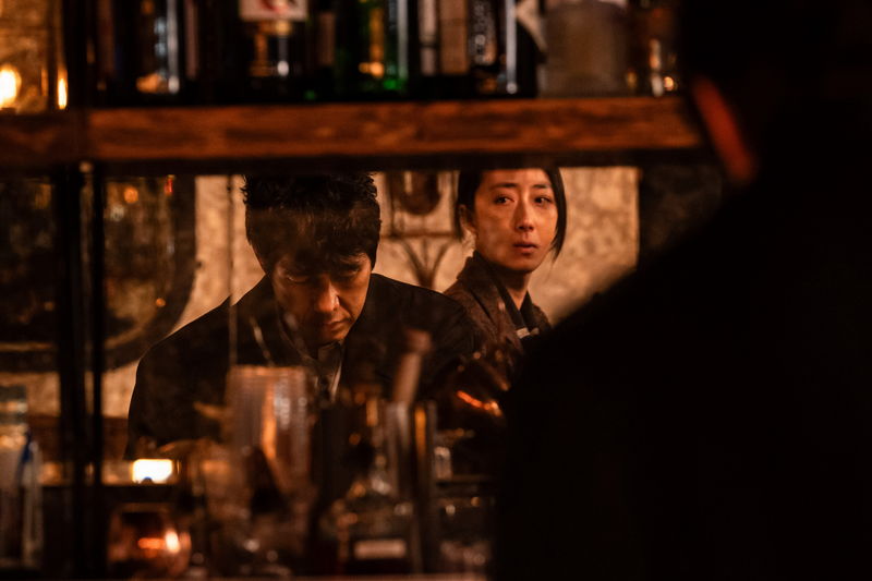 西島秀俊が見せるうつろな表情　グイ・ルンメイの切なげなまなざし　「Dear Stranger」場面写真