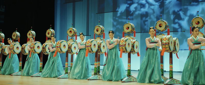 “魔女”監督の張り詰めた視線と少女たち　韓国舞踊本番前の舞台裏　「大丈夫、大丈夫、大丈夫！」本編映像