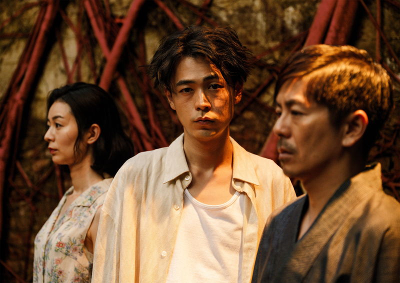 笑みを浮かべる中村映里子と見つめる成田凌　中村映里子の手を取る森田剛の姿も　「雨の中の慾情」場面写真