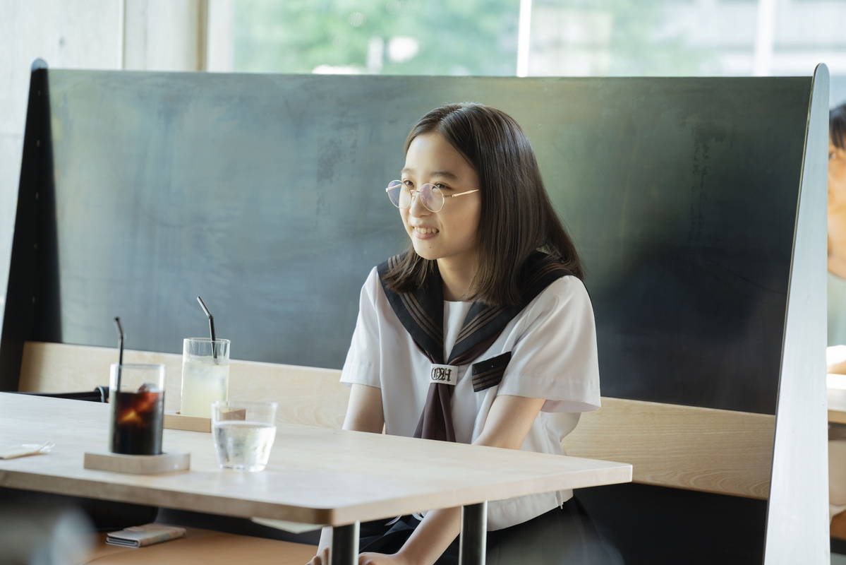 伊東蒼 眼鏡をかけたセーラー服姿 恋を語る新たな顔見せる 「恋は光」場面写真