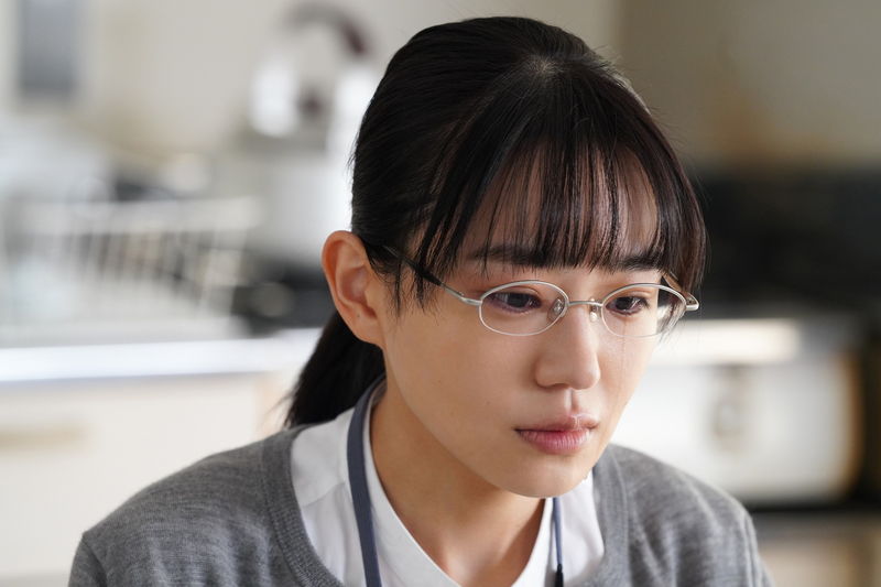 奈緒が居酒屋で見せるぎこちない笑顔　涙を流す姿も　「先生の白い嘘」場面写真