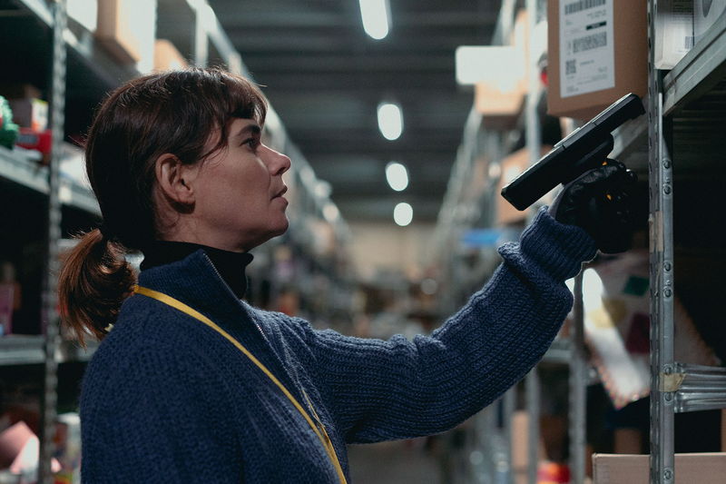 巨大物流センターで働く女性の日常　現代社会が抱える孤独と分断　「オーロラの涙」公開決定