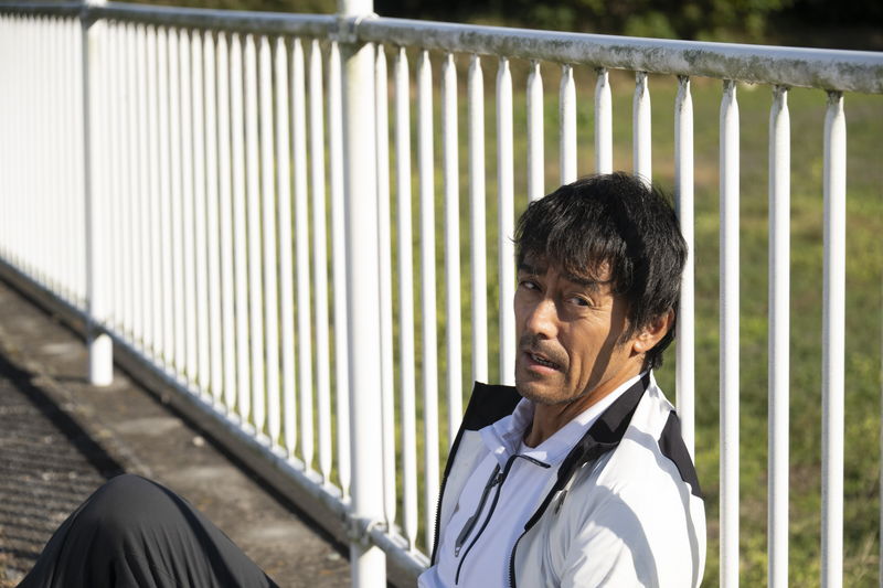 阿部寛　疲弊しきって抜け殻状態　道端に座り込んで一歩も歩けない姿も　「俺ではない炎上」場面写真