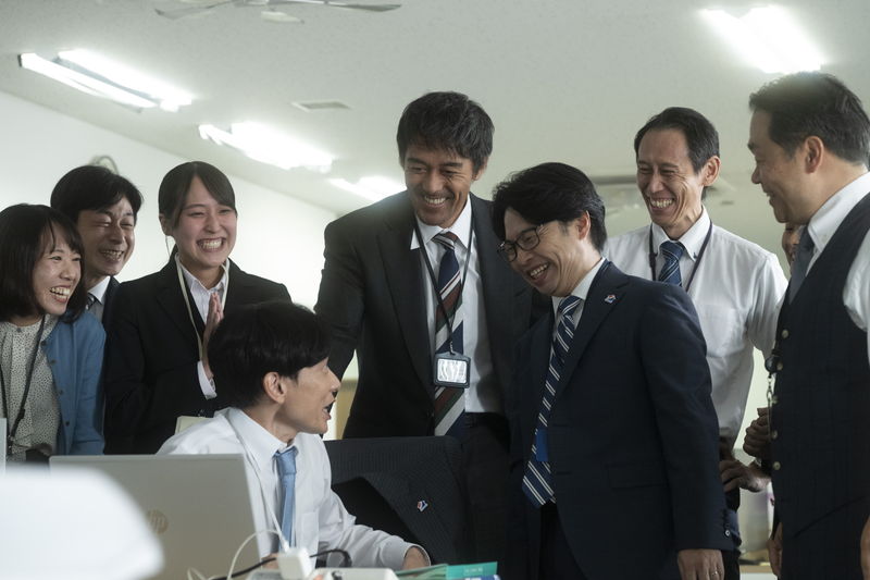 鋭い目つきの板倉俊之　不気味にもとれる笑顔の浜野謙太　阿部寛とりまく人々　「俺ではない炎上」場面写真