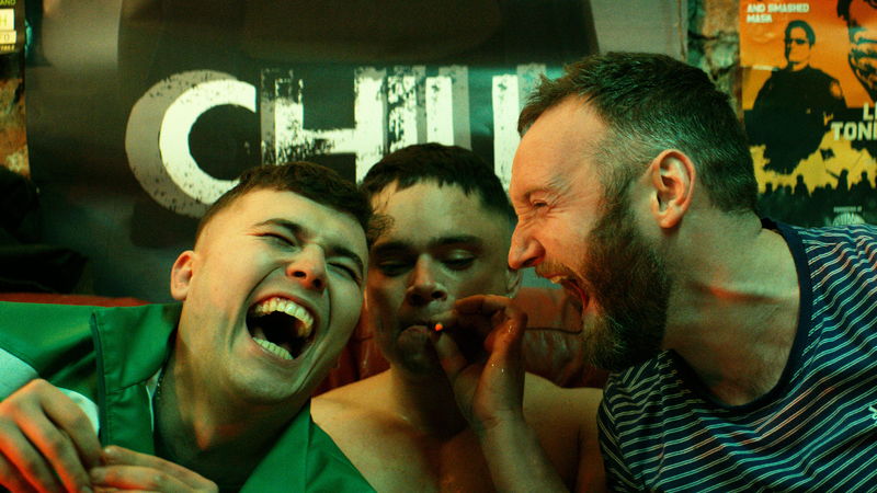 アイルランド語のアイデンティティと権利のため音楽に没頭　「KNEECAP／ニーキャップ」場面写真