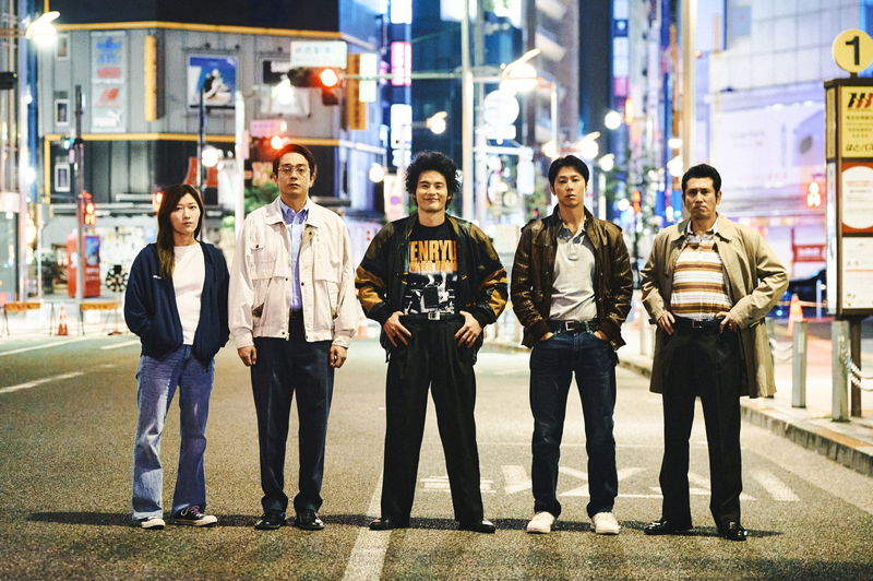 水上恒司 深夜の新宿を自転車で爆走する姿 「TOKYO BURST-犯罪都市-」場面写真