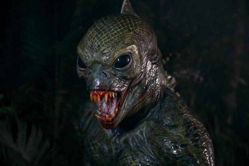 ディーン・フジオカに襲い掛かる半魚人　着ぐるみ方式で実在感を追求　「オラン・イカン」場面写真