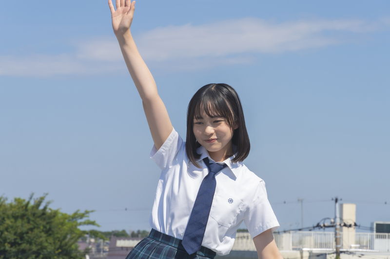 正源司陽子　わくわくした表情にあ然と立ち尽くす姿　「ゼンブ・オブ・トーキョー」場面写真