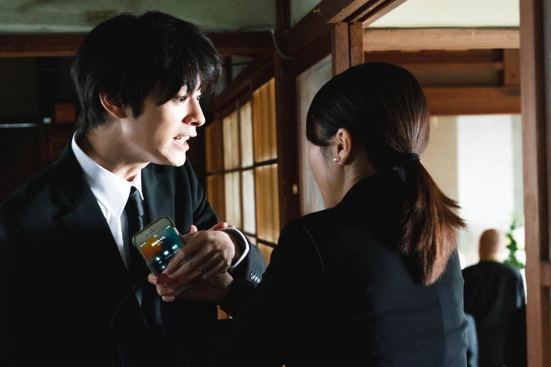 有村架純、黒木華、南沙良 ワインを片手に笑顔で語らう姿 「マジカル・シークレット・ツアー」場面写真