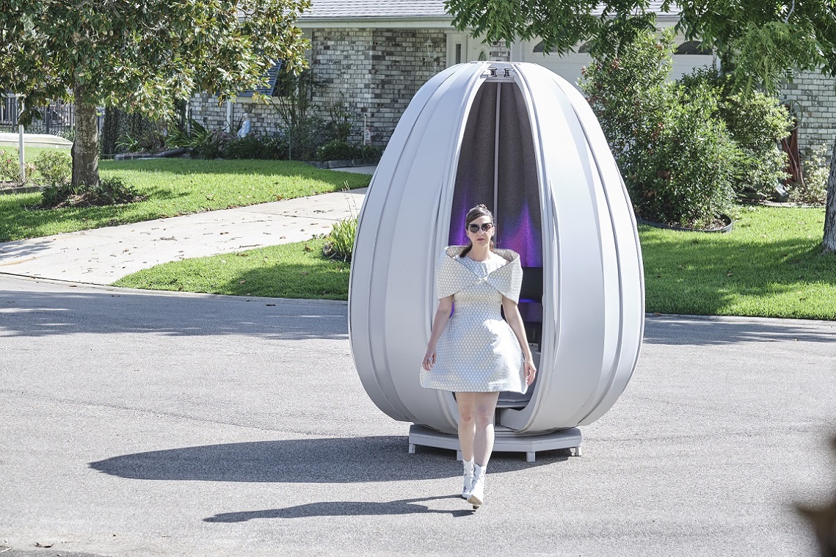 ルーファスの娘ケリーが登場！　卵型のタイムマシンで時空を超えた旅に出発　「ビルとテッドの時空旅行」本編映像公開