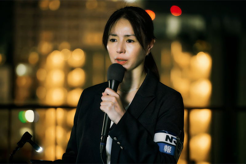 眼光鋭い阿部寛　おびえる生見愛瑠　叫ぶ吉田鋼太郎　「ショウタイムセブン」場面写真