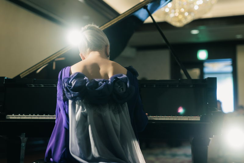 草笛光子がピアノ演奏シーンに挑戦　華やかな衣装でピアノに向かう　「アイミタガイ」場面写真