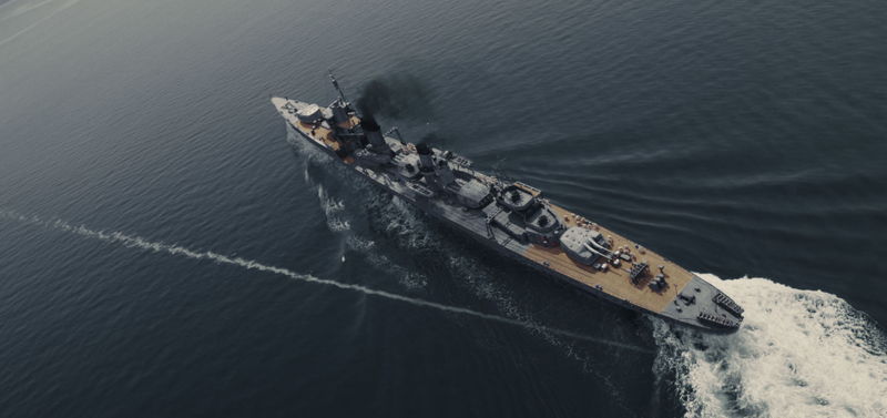 双眼鏡を手に士官たちへ指示を出す竹野内豊　必至に敵艦に立ち向かう玉木宏　「雪風 YUKIKAZE」場面写真