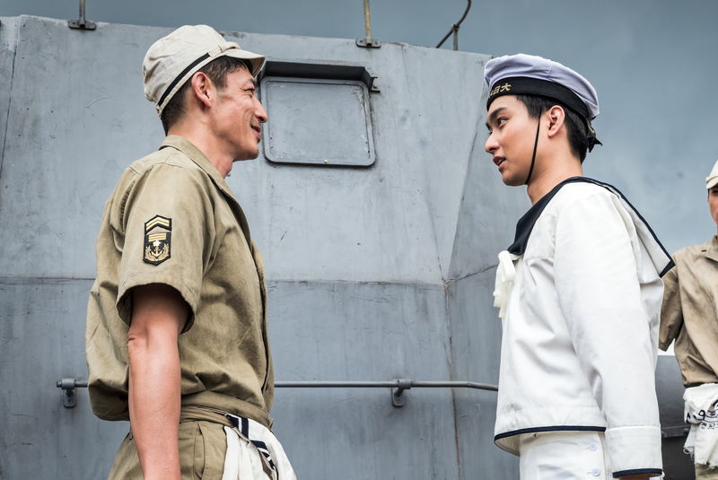 双眼鏡を手に士官たちへ指示を出す竹野内豊　必至に敵艦に立ち向かう玉木宏　「雪風 YUKIKAZE」場面写真