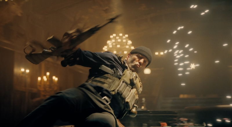 ジェイソン・ステイサム 使い慣れたツルハシで悪党と渡り合う姿 「ワーキングマン」場面写真