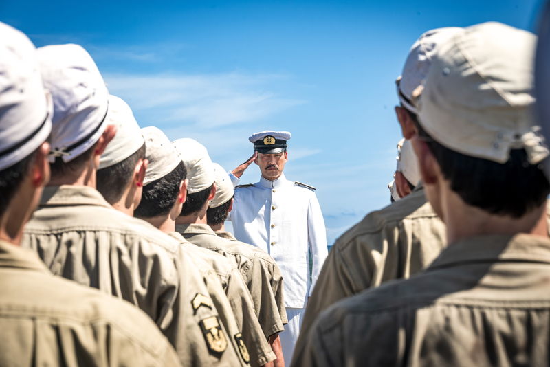双眼鏡を手に士官たちへ指示を出す竹野内豊　必至に敵艦に立ち向かう玉木宏　「雪風 YUKIKAZE」場面写真
