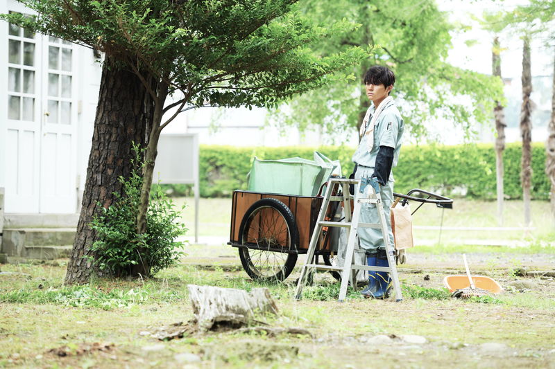 山田涼介　大雨の中でヒザから崩れ落ちて慟哭　声を発することをやめた人物役　「サイレントラブ」場面写真