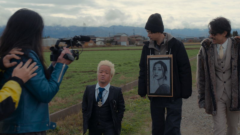 ワクチン接種後に妻を亡くした男　遺影が“奇跡の一枚”になり、“反ワクの象徴”に　「#拡散」本予告