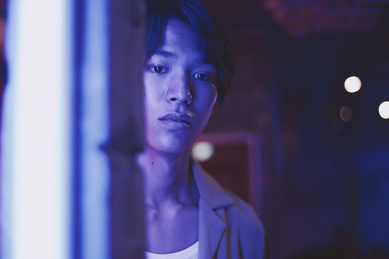 首輪を付けた　リードを手にした女　ゆがんだ欲望がにじみ出る　「JOTARO」ポスター