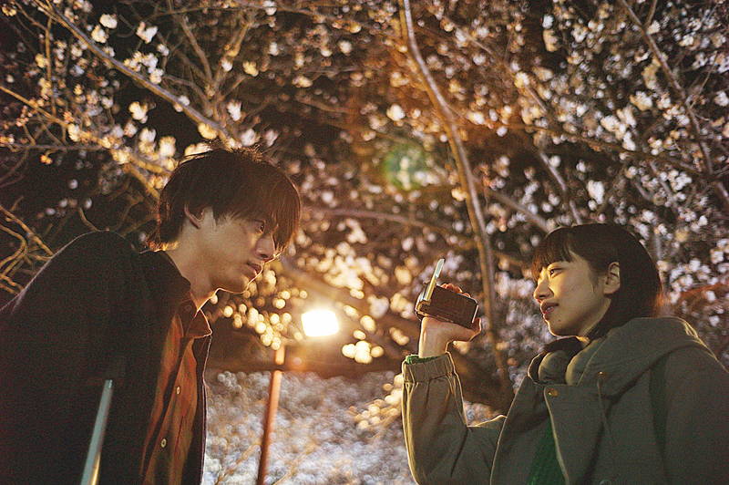 小松菜奈＆坂口健太郎　恋がはじまる瞬間　桜の花が舞う中で笑顔　「余命10年」本編映像