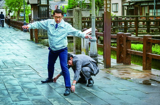 北川景子の首に刀　歩幅で測量する中井貴一＆松山ケンイチ　「大河への道」場面写真