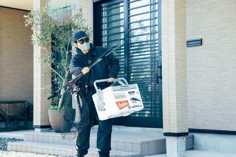 菅田将暉、マスクにサングラス姿で変装してつりに出かける姿　「サンセット・サンライズ」場面写真