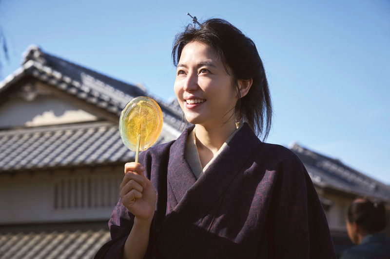 長澤まさみ　寝転んで一点を見つめる物憂げな姿　飴を片手に屈託のない笑みも　「おーい、応為」場面写真