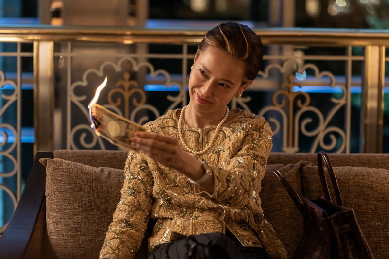 戸田恵梨香　一万円札に火をつけながら大胆な笑顔で人をあおる「女帝」に　「地獄に堕ちるわよ」場面写真