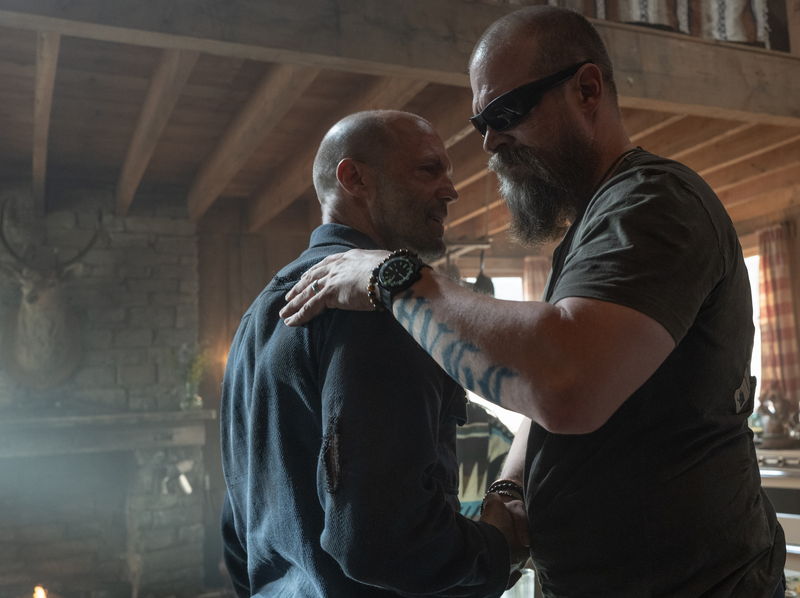 ジェイソン・ステイサム 使い慣れたツルハシで悪党と渡り合う姿 「ワーキングマン」場面写真