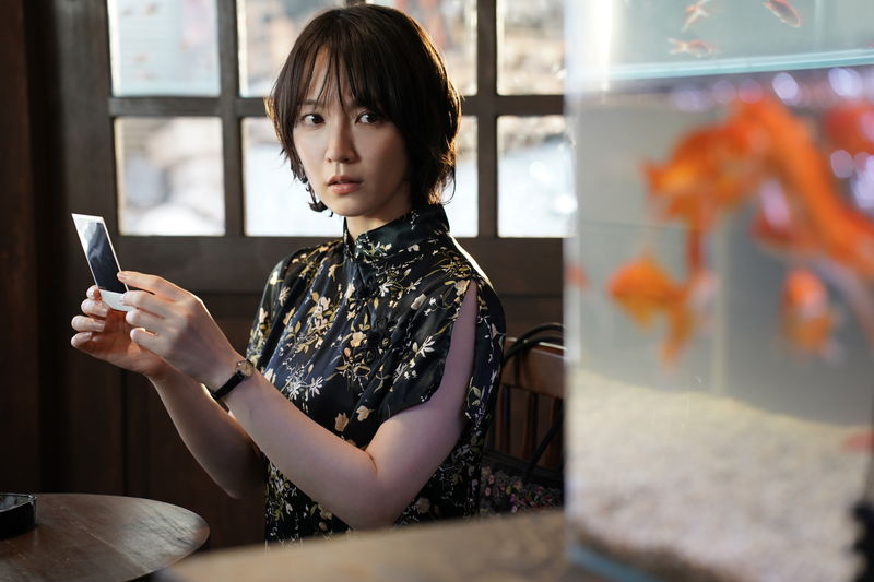 吉岡里帆と水上恒司の視線が交わる　恋の始まりの予感　「九龍ジェネリックロマンス」場面写真