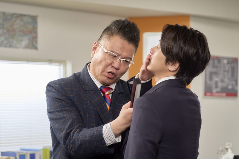 山下智久が砂漠で泥だらけの姿 ”恋人”泉里香が支える おなじみメンバーも 「正直不動産」場面写真