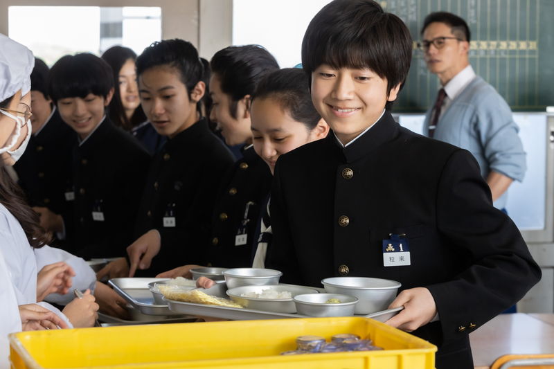市原隼人　エビぞりダイブ＆くねくね姿　「おいしい給食 Road to イカメシ」最新作場面写真