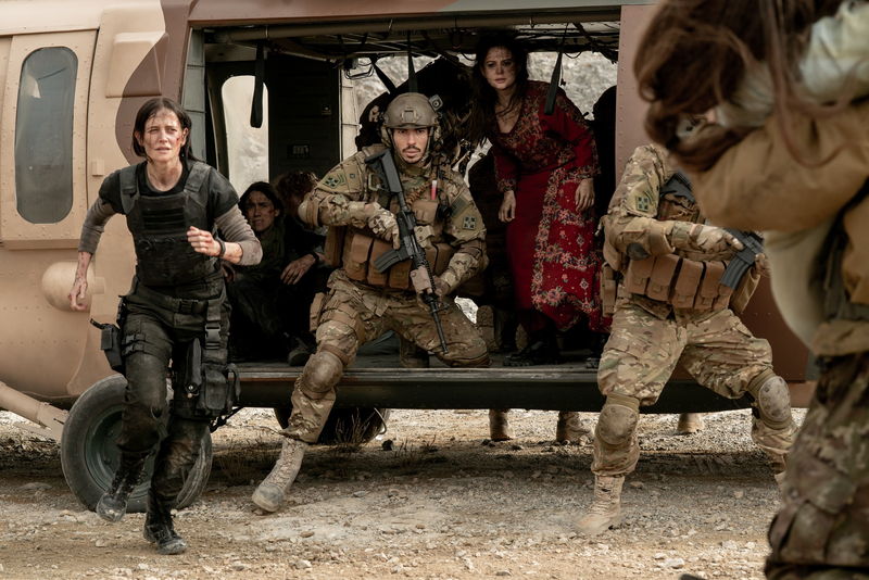 エヴァ・グリーン 鋭い眼光で銃を構える殺気に満ちた姿 「ダーティ・エンジェルズ」場面写真