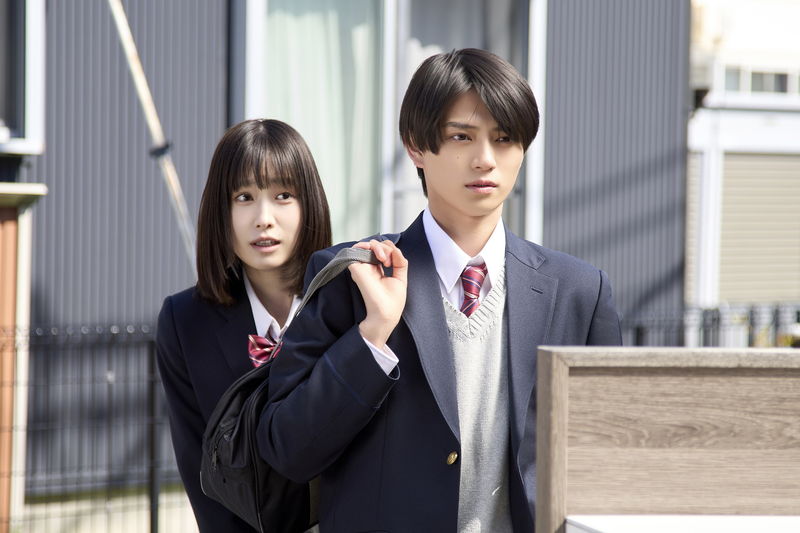 高橋恭平　髙橋ひかるにはにかみ笑顔　岩瀬洋志とのゼロ距離ショットも　「山口くんはワルくない」場面写真