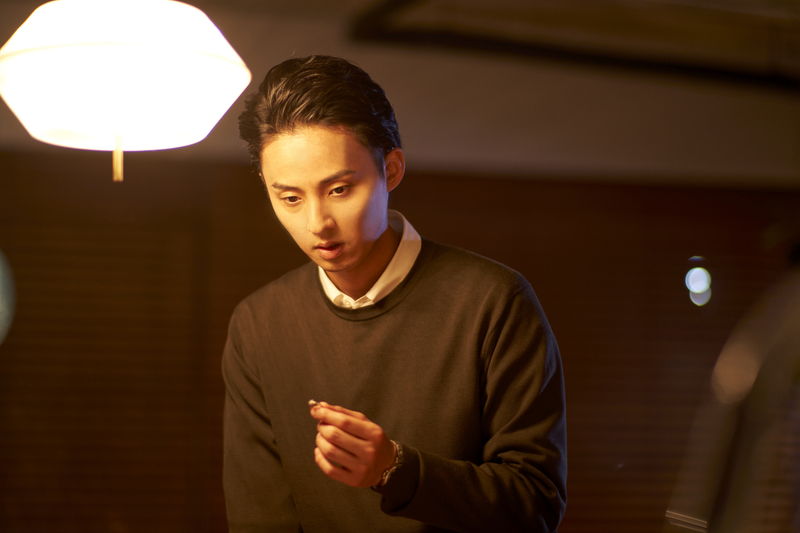 藤ヶ谷太輔　奈緒を抱きしめる姿　婚約指輪を手にけげんな表情も　「傲慢と善良」場面写真