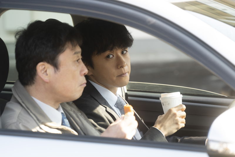 鋭い目つきの板倉俊之　不気味にもとれる笑顔の浜野謙太　阿部寛とりまく人々　「俺ではない炎上」場面写真