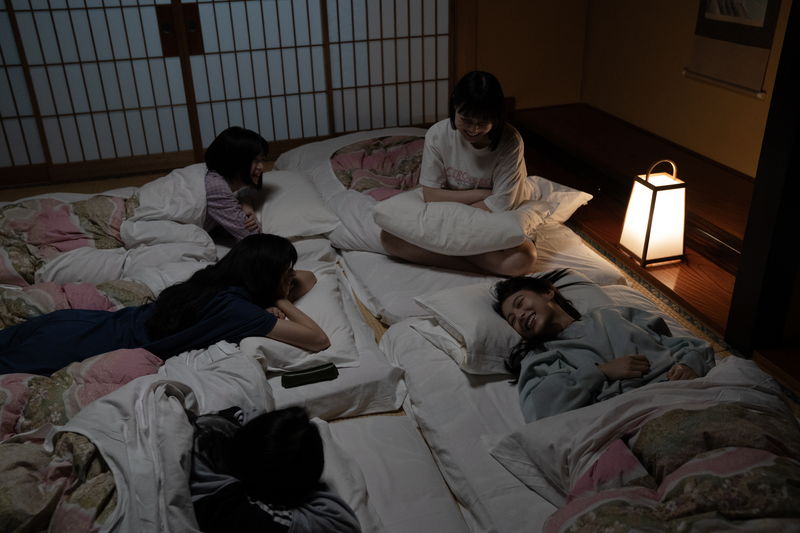 奥平大兼に絆創膏を貼る出口夏希　図書館で寝てしまう姿も　『か「」く「」し「」ご「」と「』場面写真