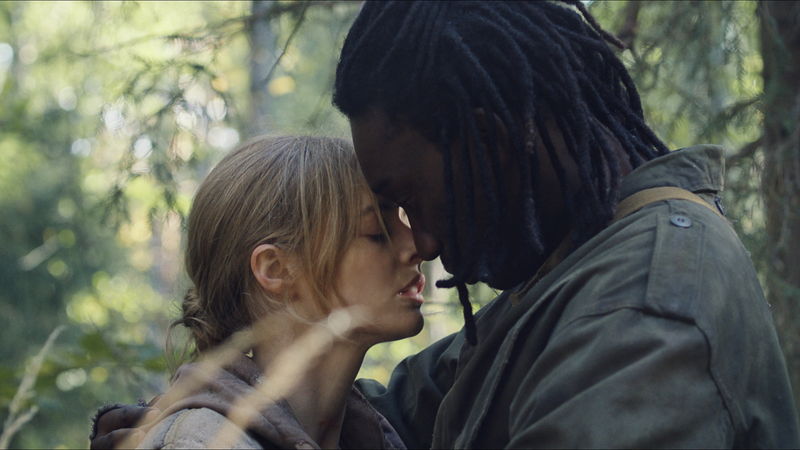 木の根へとつなぎとめられた“処刑椅子”に拘束される少女 「ヴィレッジ 声帯切村」場面写真