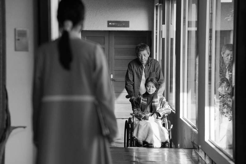 美しいまま保存された遺体に手伸ばす芳根京子　不穏に見つめ合う岡田将生と寺島しのぶ　「Arc」場面写真