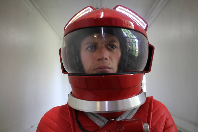ジギー・スターダストのステージ　宇宙服姿も　若き日のデヴィッド・ボウイ描く「スターダスト」場面写真