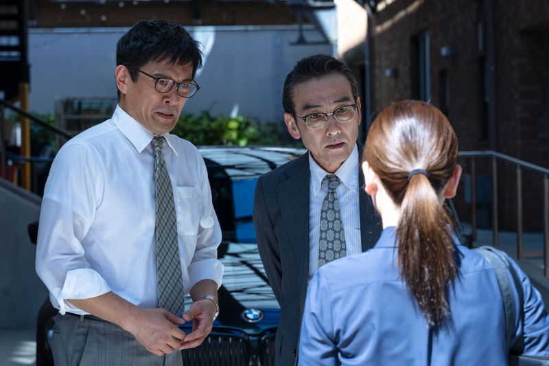 不安げに電話する内野聖陽　するどく相手をうかがう岡田将生　「アングリースクワッド」場面写真