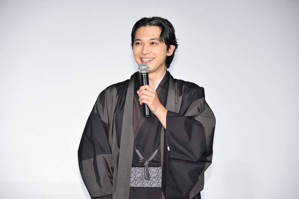 劇中で冴えない衣装も着こなしてしまう吉沢亮　私服は女性にウケないとションボリ　「AWAKE」正月舞台挨拶
