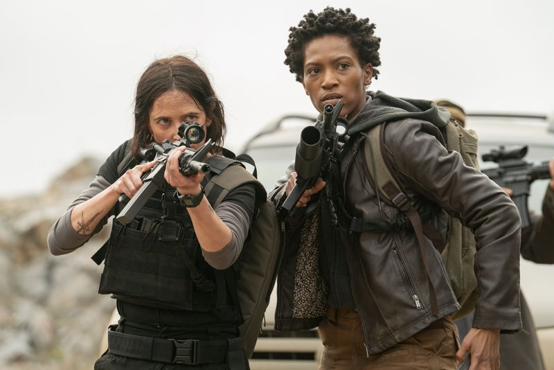 エヴァ・グリーン 鋭い眼光で銃を構える殺気に満ちた姿 「ダーティ・エンジェルズ」場面写真