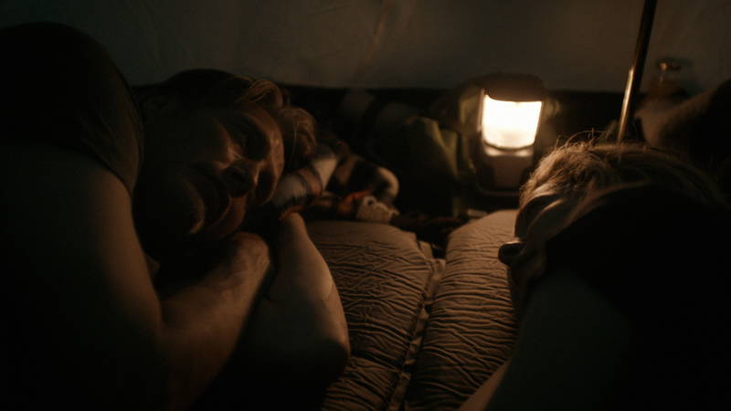 妻とテントで2人きり、子どもたちとカヌー　アウトドアなマッツ・ミケルセン　「アナザーラウンド」新画像