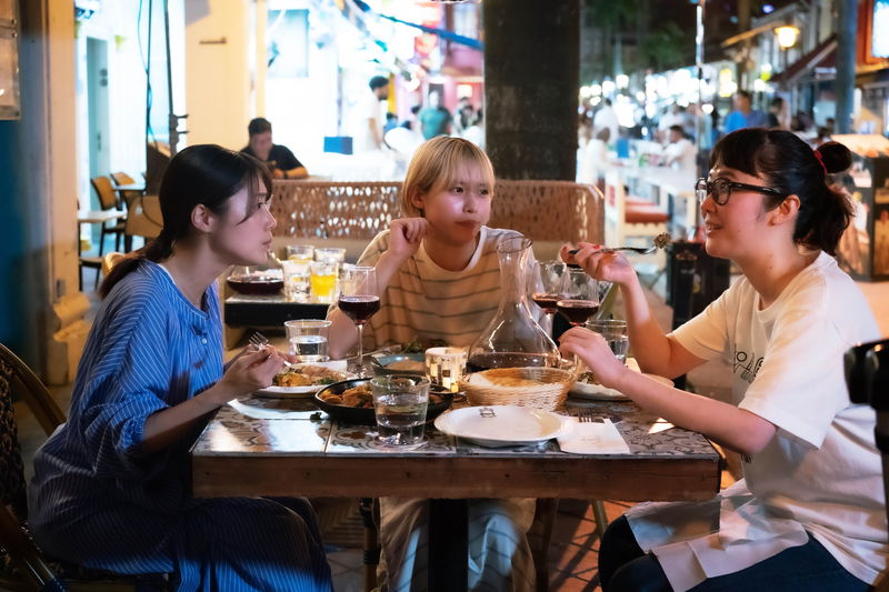 有村架純、黒木華、南沙良 ワインを片手に笑顔で語らう姿 「マジカル・シークレット・ツアー」場面写真