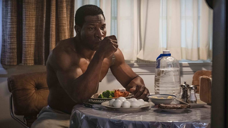 ジョナサン・メジャースが見せるバキバキ筋肉　徹底した役作り　「ボディビルダー」場面写真