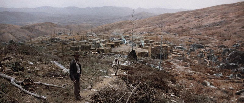 ヒュー・ジャックマン　ひつじをなでながら穏やかな笑顔　ミルクを与える姿も　「ひつじ探偵団」場面写真