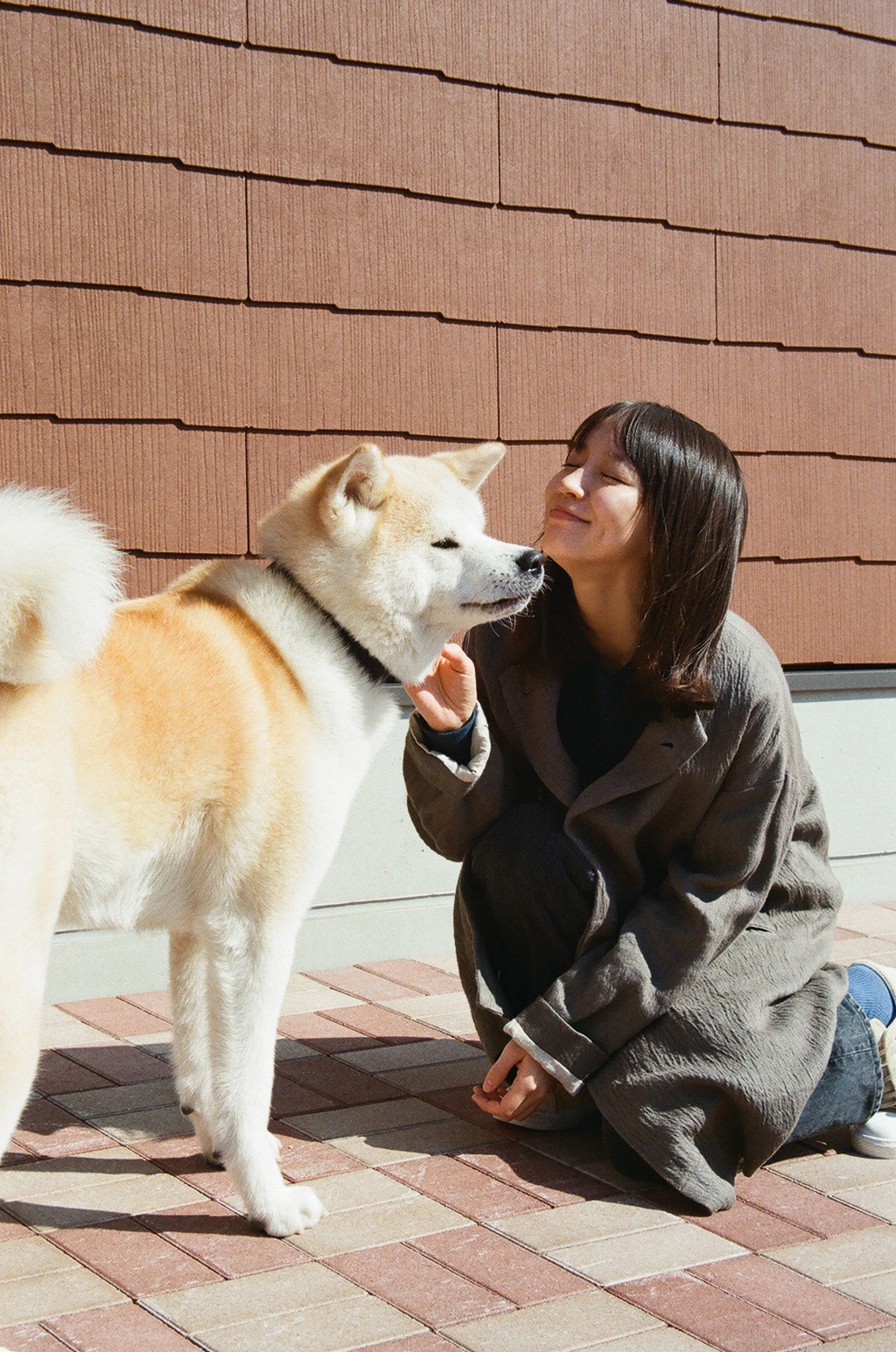 吉岡里帆　新境地を開いた映画撮影の合間に見せた癒やされ笑顔　「泣く子はいねぇが」オフショット公開