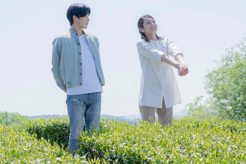 松下奈緒、美しい茶畑でのびやかな表情　そっと見つめる杉野遥亮　「風の奏の君へ」場面写真